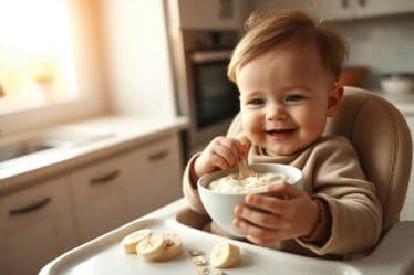 bebê comendo pure de Banana com Aveia para Bebês saudável e delicioso